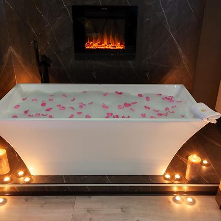 Royal Romantic Apartment With Bathtub Lviv Buitenkant foto