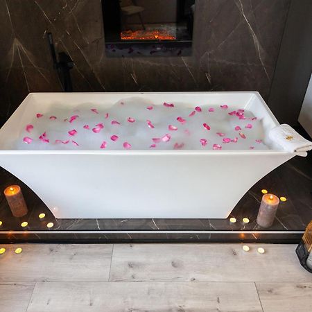 Royal Romantic Apartment With Bathtub Lviv Buitenkant foto