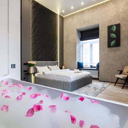 Royal Romantic Apartment With Bathtub Lviv Buitenkant foto