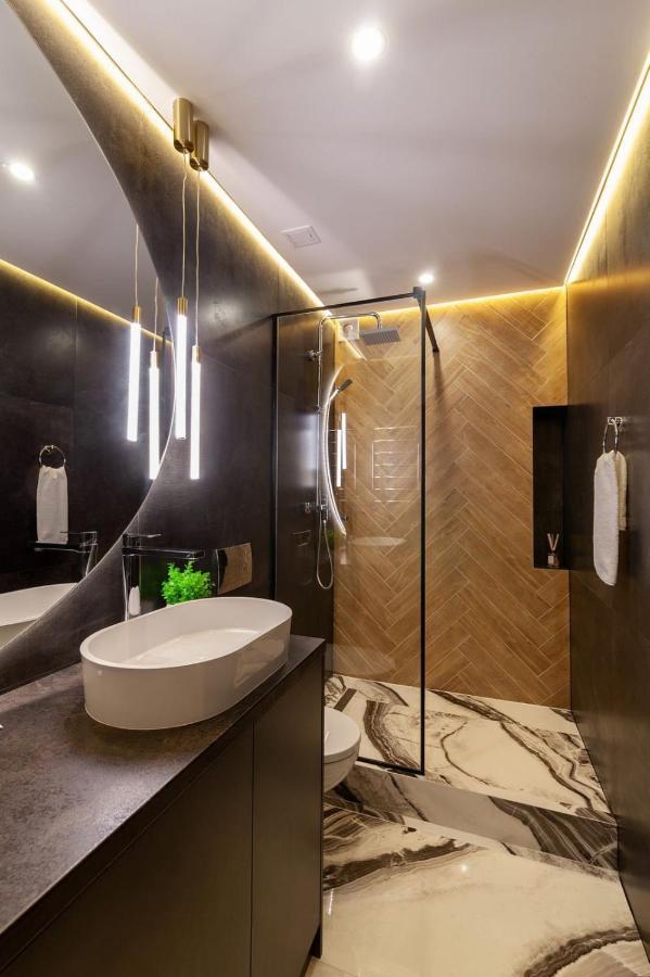 Royal Romantic Apartment With Bathtub Lviv Buitenkant foto