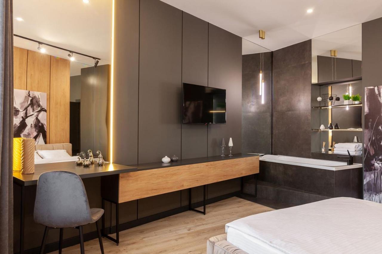 Royal Romantic Apartment With Bathtub Lviv Buitenkant foto