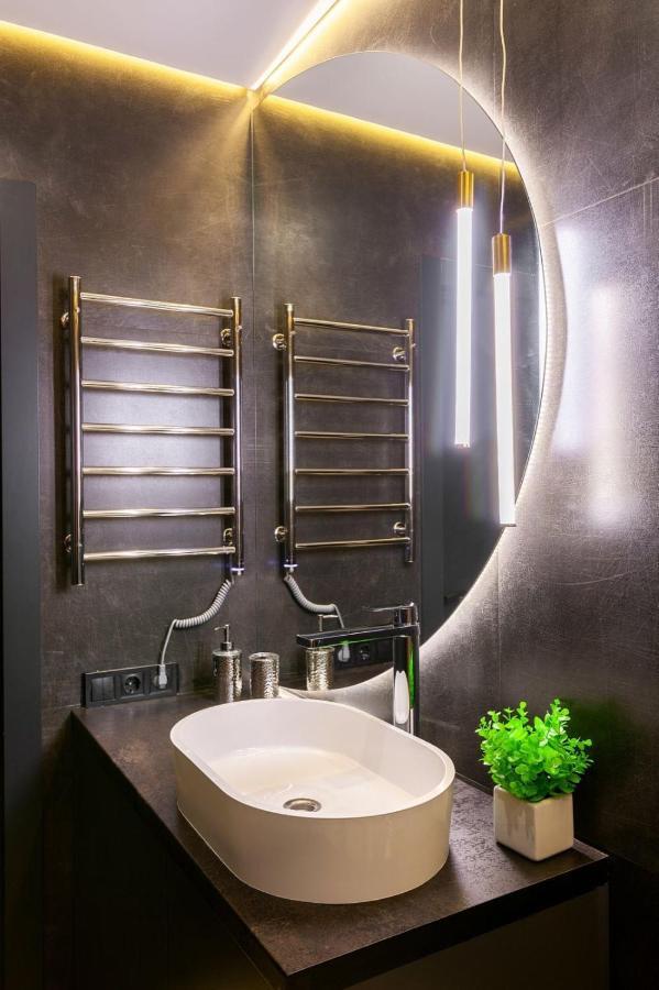 Royal Romantic Apartment With Bathtub Lviv Buitenkant foto