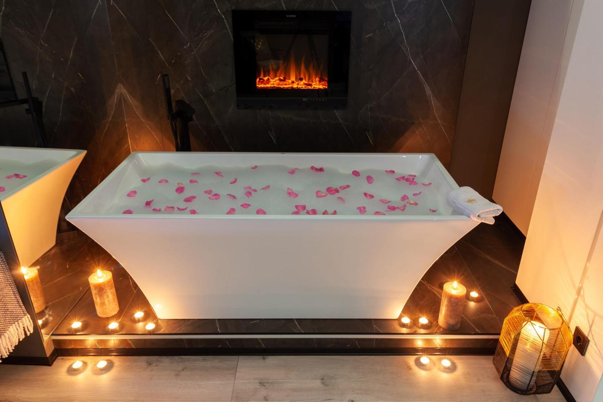 Royal Romantic Apartment With Bathtub Lviv Buitenkant foto