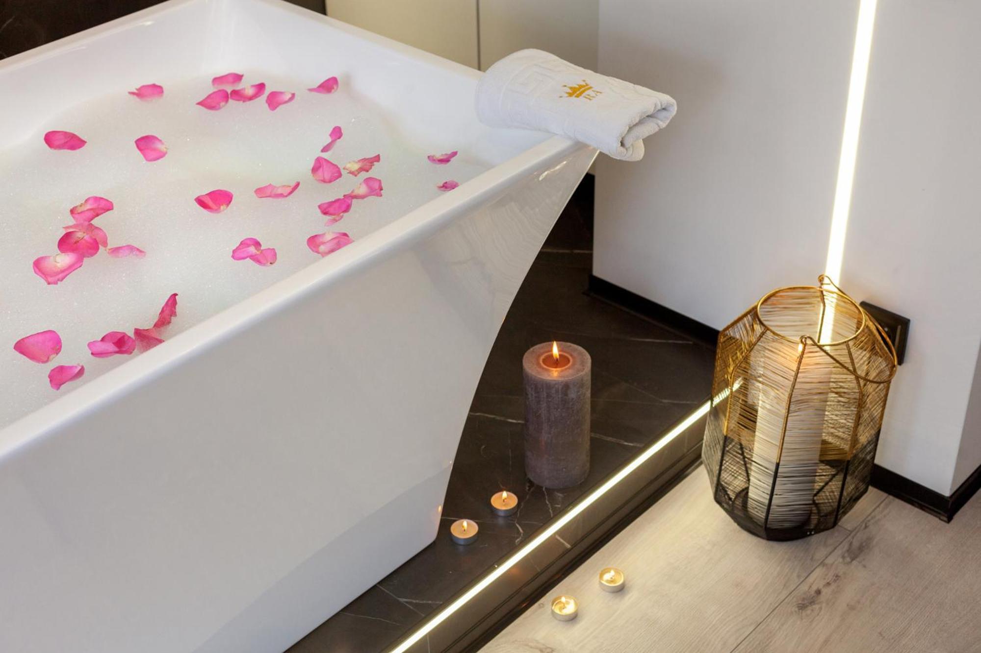 Royal Romantic Apartment With Bathtub Lviv Buitenkant foto