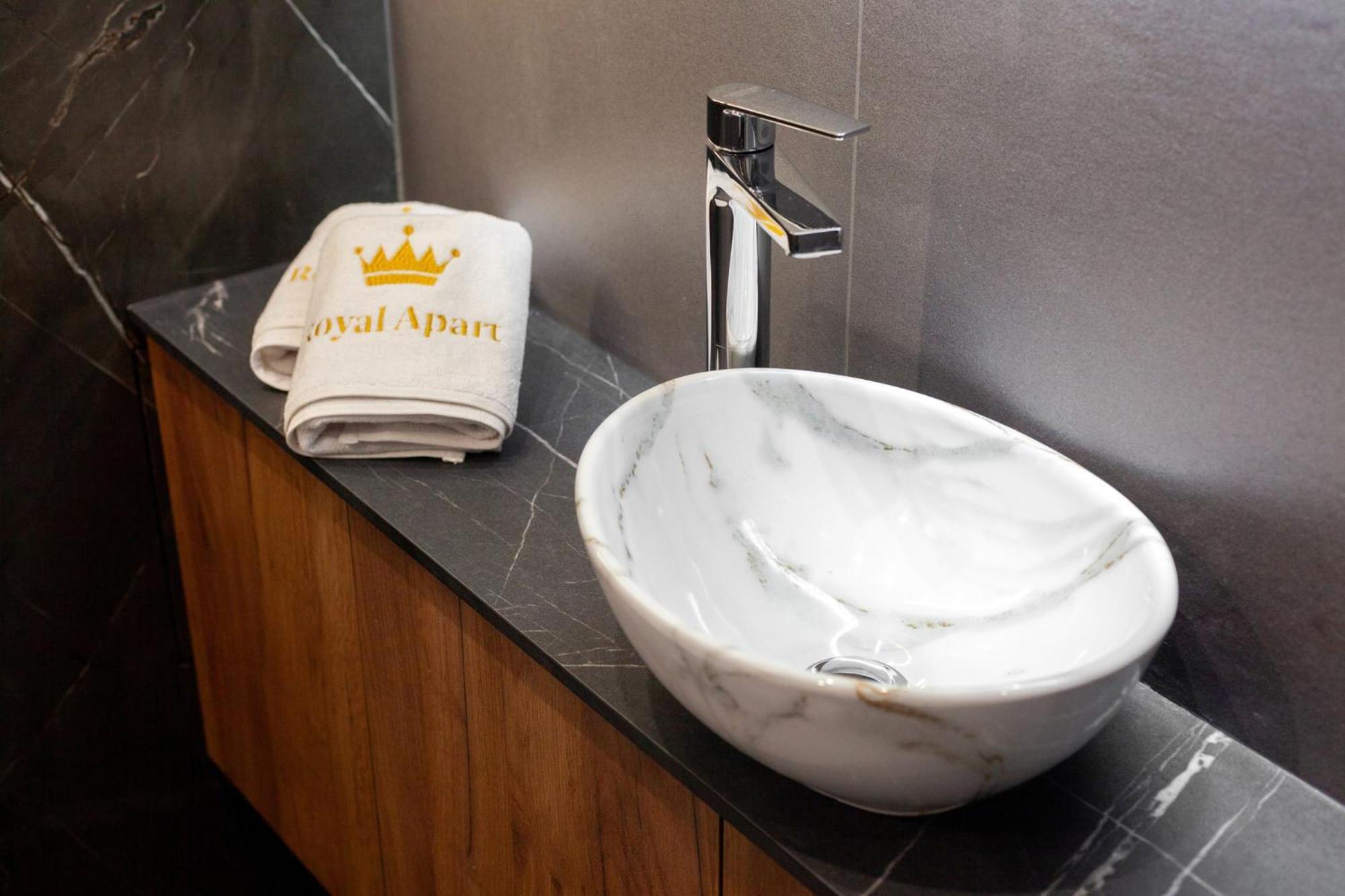 Royal Romantic Apartment With Bathtub Lviv Buitenkant foto