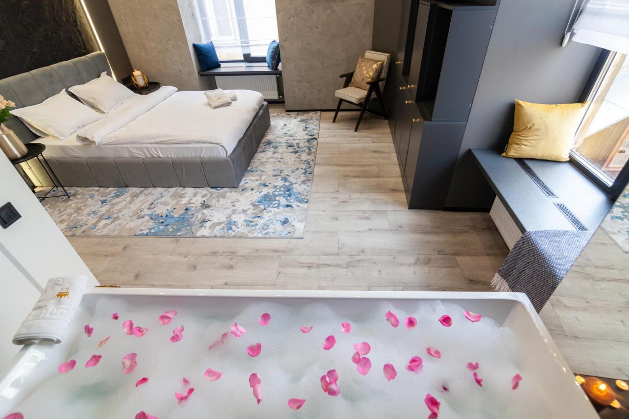 Royal Romantic Apartment With Bathtub Lviv Buitenkant foto
